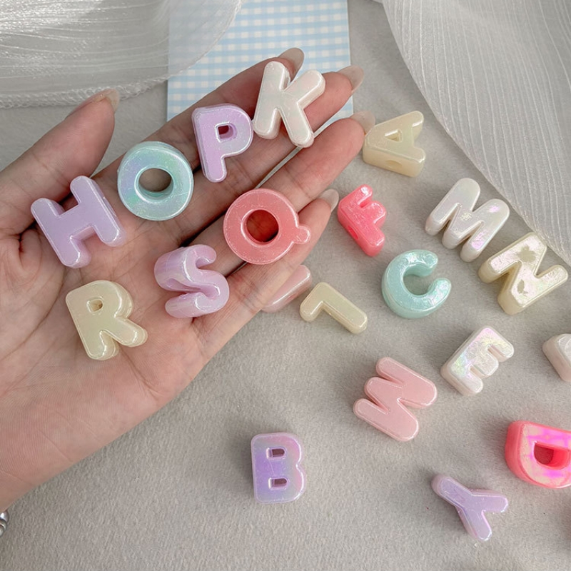 Jewelry Making Tutorials - Perles de lettres en acrylique irisées